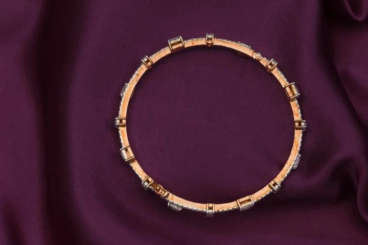 Sleek Classic Armlet